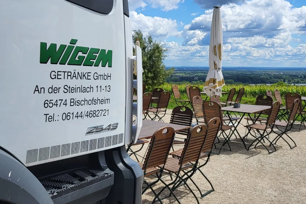 WIGEM LKW bei Restaurant mit Aussicht auf die Landschaft