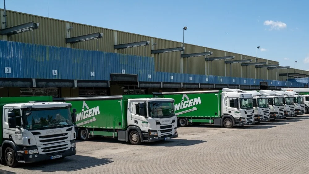 WIGEM LKW-Flotte vor dem Standort-Lager