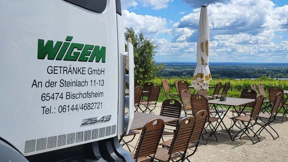 WIGEM Lkw mit Panoramaaussicht auf Landschaft