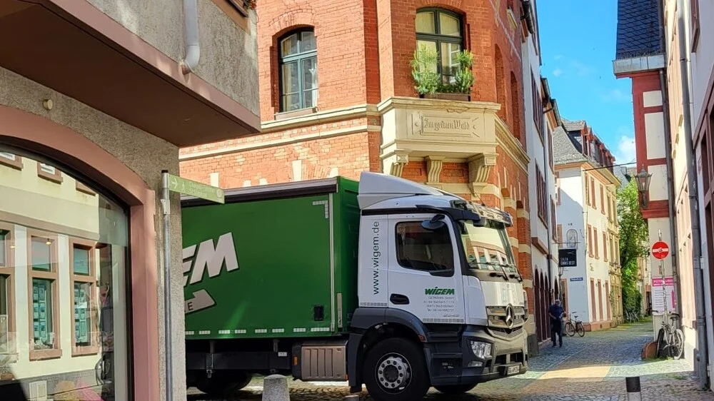 WIGEM LKW auf Tour durch enge Gassen