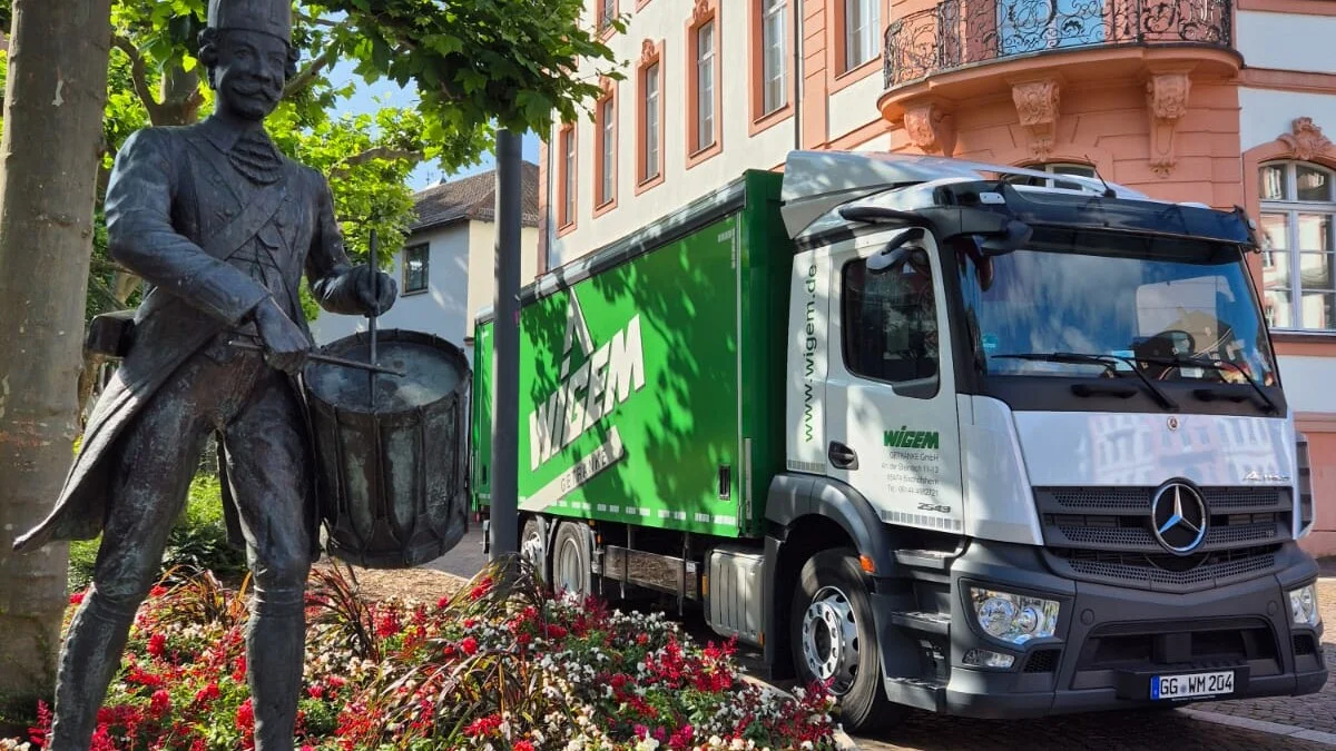 WIGEM LKW fährt am Mainzer Gardetrommler vorbei.