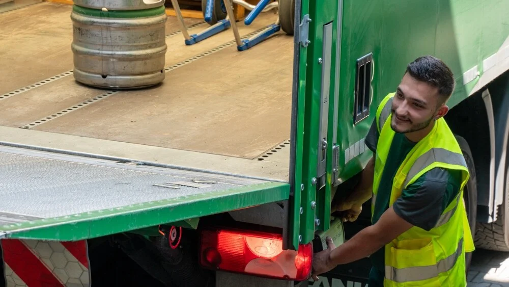 WIGEM Mitarbeiter belädt einen LKW