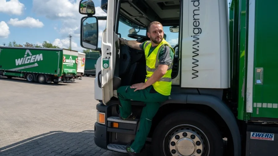 WIGEM Fahrer in seinem modernen LKW